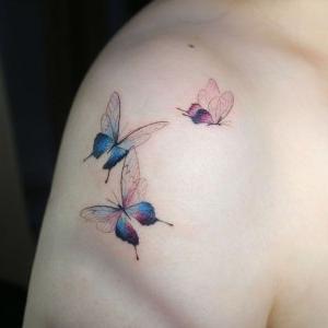 tattoos delicados de mariposas para mujeres