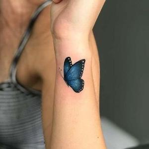 tatuaje pequeño de mariposa azul