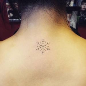 tatuaje minimalista de copo de nieva