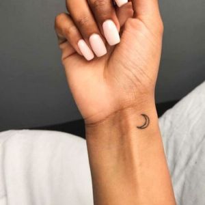tatuaje minimalista de luna