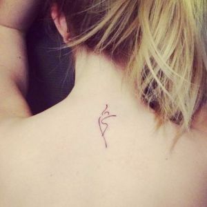 tatuaje minimalista femenino