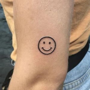 tatuaje minimalista smile