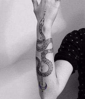 brazo tatuado mujer
