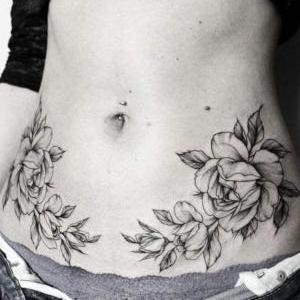 flores tatuadas en la cadera