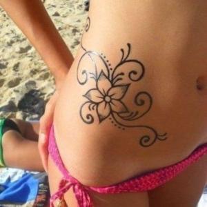 tatuaje para mujer en cadera