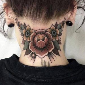 tattoo color flor cuello