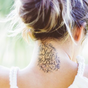 tattoo en el cuello para mujer con frases