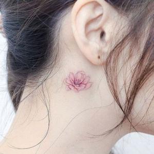tattoo flor en el cuello