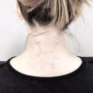 tatuaje de constelacion en el cuello