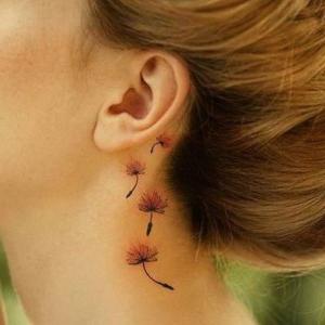 tatuaje delicado para mujer en el cuello