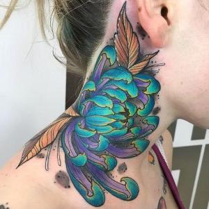 tatuaje en el cuello de crisantemo