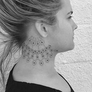 tatuajes lindos en el cuello para mujer