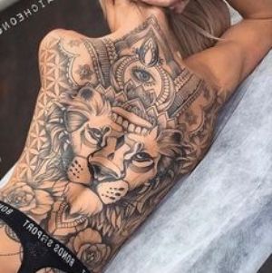 tatuaje de leon en la espalda