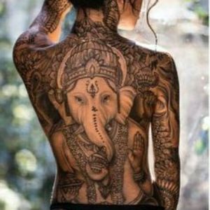 tatuaje ganhesa espalda mujer