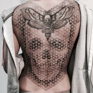tatuaje para mujer en la espalda calavera