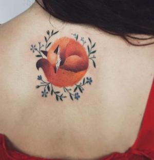 tatuajes delicados para mujeres en la espalda