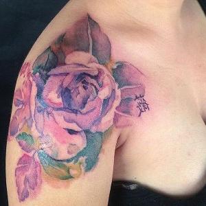 mujer con tatuaje de flor en el hombro