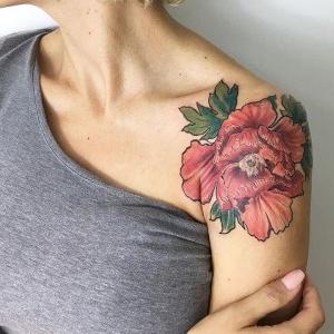mujeres con tatuajes de flores en el hombro