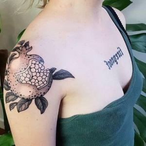 tattoo en el hombro para mujer