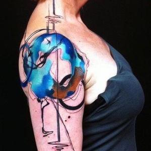 tatuaje abstracto en el hombro