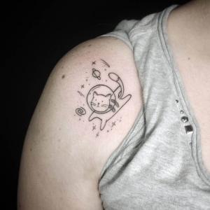 tatuaje para mujer en el hombro