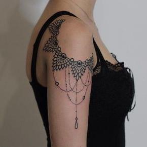 tatuaje tribal para mujer hombro