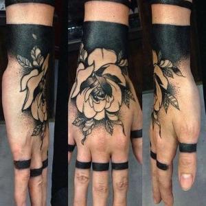 diseño original de tattoo en la mano
