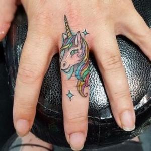 tatto unicornio en mano