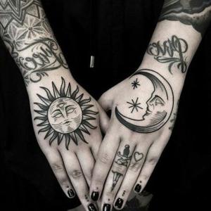 tatuajes de sol y luna en las manos