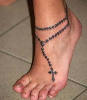mujer con el pie tatuado