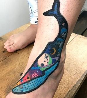 tatuaje de ballena en el pie
