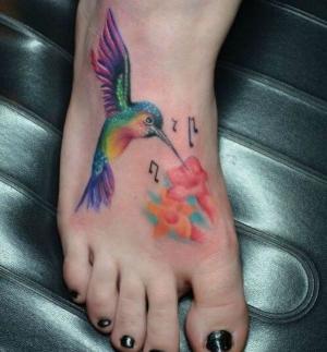 tatuaje para mujer colibri pie