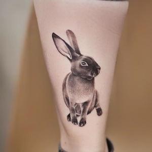 tatuaje de conejo en la pierna