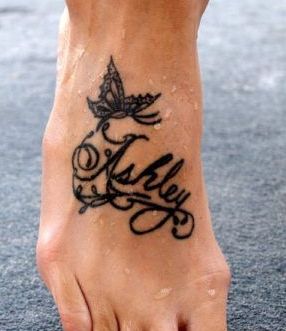 tatuaje de nombre en el pie