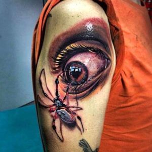 tatuaje realista de ojos