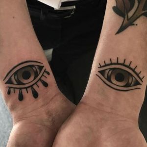 tatuajes de ojos en las muñecas