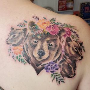tatuaje de osos y flores