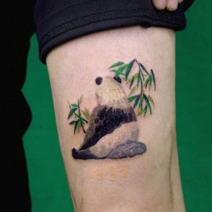 tatuaje fino de oso panda