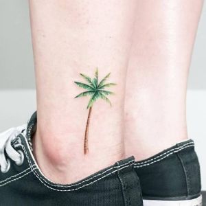 tatuaje de palmera en la pierna
