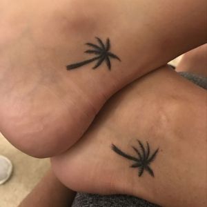 tatuaje de palmeras en pareja