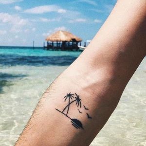 tatuaje pequeño de palmeras