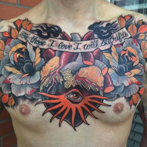 tattoo en el pecho
