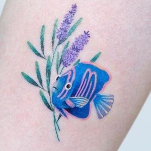 tatuaje de pez y flor