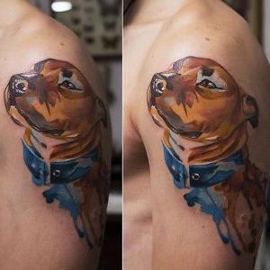 tatuaje en el hombro de perro
