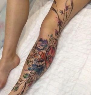 tatuaje de flores en pierna