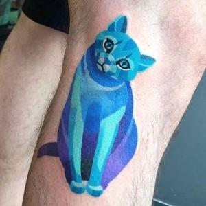 tatuaje de gato azul en la pierna