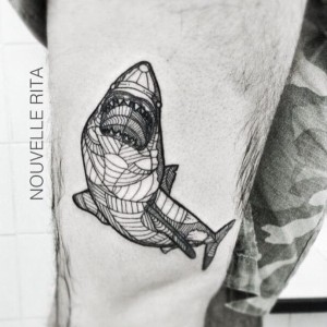 tatuaje de tiburon en la pierna