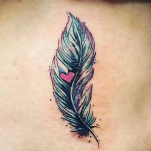 tatuaje de pluma para chica