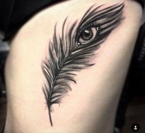 tatuaje de pluma y ojo