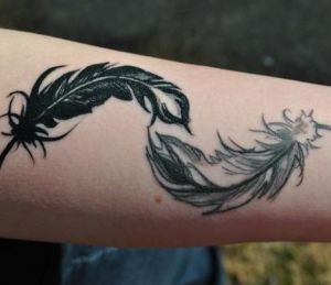 tatuaje de plumas negras